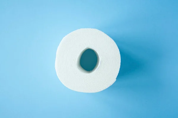 Toiletpapier Rollen Een Blauwe Achtergrond Bovenaanzicht Toiletpapier Aankoop Als Gevolg — Stockfoto