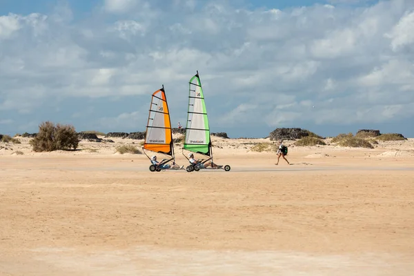 Corralejo Fuerteventura Espanha Spetember 2015 Pessoas Dirigindo Iates Areia Praia — Fotografia de Stock
