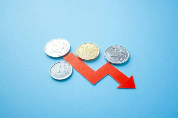 Muchas Monedas Rublo Sobre Fondo Azul Con Flecha Roja Hacia — Foto de Stock
