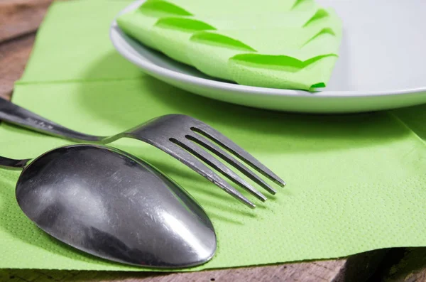 Tenedores Verdes Blancos Con Cubiertos Sobre Fondo Madera — Foto de Stock