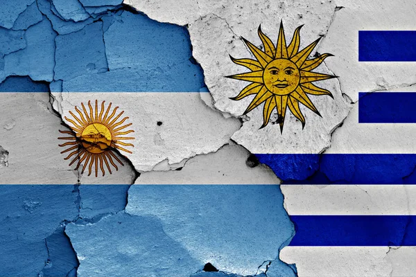 アルゼンチンとウルグアイの国旗が割れた壁に描かれている — ストック写真