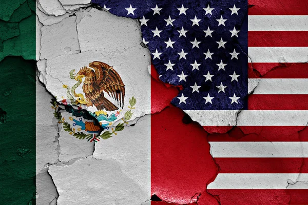 Vlajky Mexika Usa Malované Popraskané Zdi — Stock fotografie