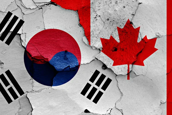 Kırık Duvarda Güney Kore Kanada Bayrakları — Stok fotoğraf