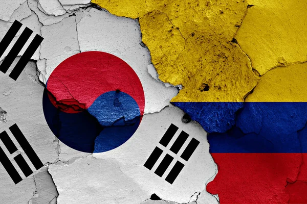Kırık Duvarda Güney Kore Kolombiya Bayrakları — Stok fotoğraf