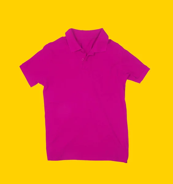 ピンクの背景にTシャツ — ストック写真
