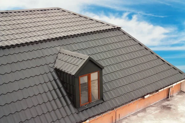 Techo Una Casa Con Cielo Azul — Foto de Stock