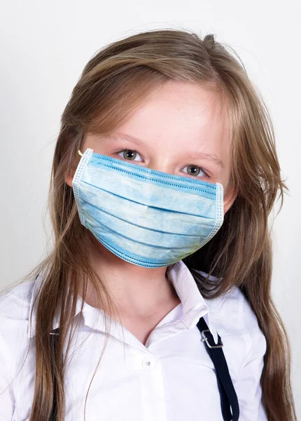 Retrato Una Joven Con Una Máscara Médica —  Fotos de Stock