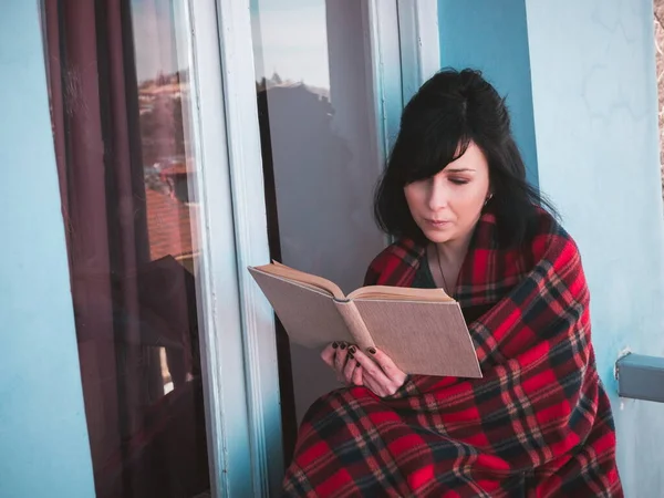 Jonge Vrouw Lezen Boek Het Raam — Stockfoto