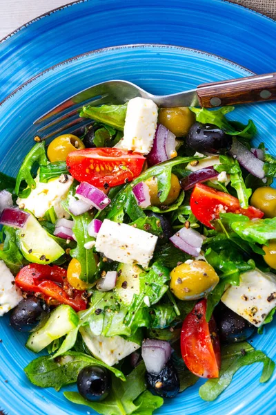 Salada Grega Com Queijo Feta Azeitonas Tomates Pepinos Azeite Legumes — Fotografia de Stock