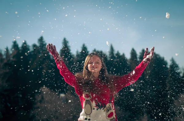 Κορίτσι Διασκεδάζοντας Στο Χιόνι Χειμερινή Ώρα — Φωτογραφία Αρχείου