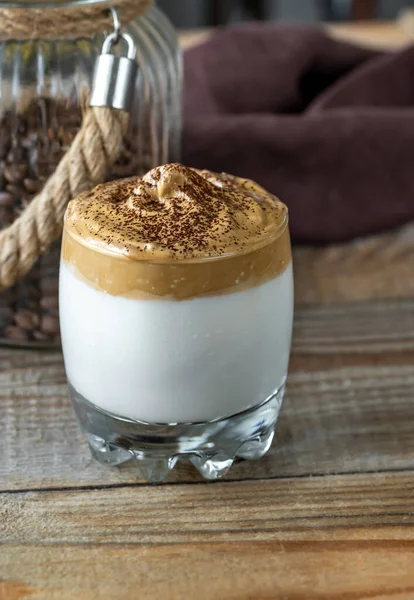 Glas Milch Mit Schlagsahne Und Frischer Minze Auf Holzgrund — Stockfoto