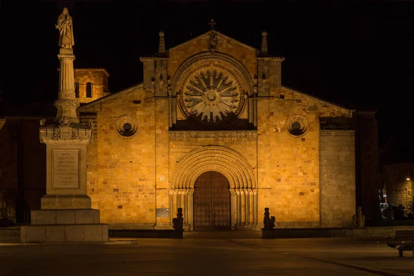Νυχτερινή Άποψη Της Παλιάς Εκκλησίας Του San Pedro Στην Avila — Φωτογραφία Αρχείου