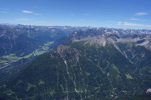 Letecký Pohled Gyroskopu Lech Valley Okolními Horami Tyrolsku Rakousko — Stock fotografie