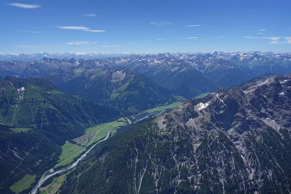 Luchtfoto Vanuit Autogyro Van Berg Dal Lech Tirol Oostenrijk — Stockfoto