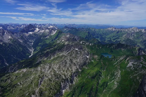Vista Aérea Das Montanhas Vale Dos Alpes Suíços — Fotografia de Stock
