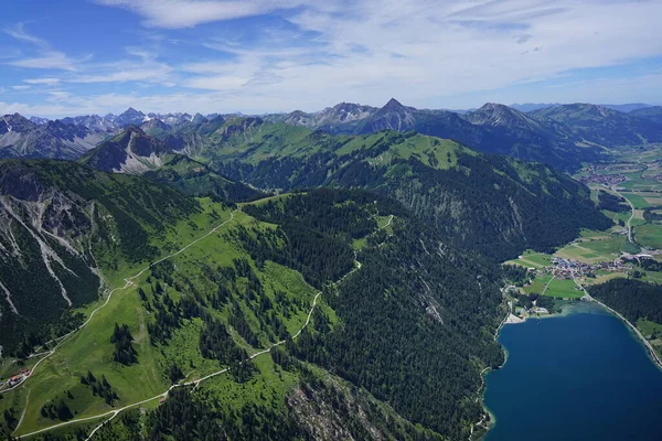 Tyrol Avusturya Daki Tannheim Vadisi Ndeki Haldensee Nin Çevresindeki Dağlarla — Stok fotoğraf