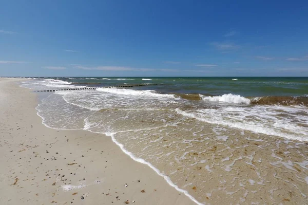 美丽的海滩 海浪和蓝天 — 图库照片