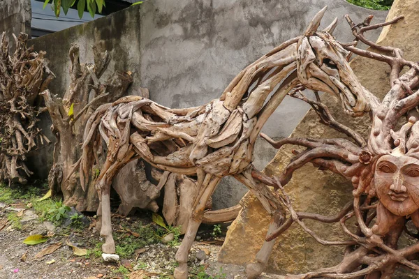 나무로 예술가들의 작품이다 조각으로 만들어 졌습니다 인도네시아 2020 — 스톡 사진