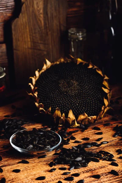 Жареные Семена Стеклянной Тарелке Сушеный Подсолнух Старой Деревянной Поверхности — стоковое фото