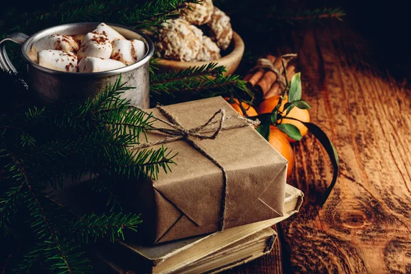 Vánoční Dárek Nad Starými Knihami Hrnek Horké Čokolády Mandarinek — Stock fotografie