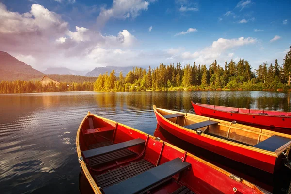 Czerwone Łodzie Wodzie Świecące Słońcu Zachodzie Słońca Tatry Wysokie Tatry — Zdjęcie stockowe