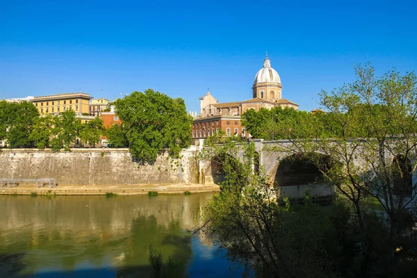 Θέα Στη Γέφυρα Sant Angelo Πάνω Από Τον Ποταμό Τίβερη — Φωτογραφία Αρχείου