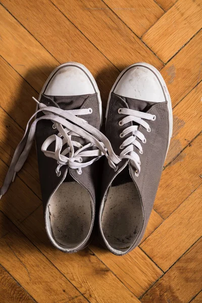 Par Zapatillas Negras Sobre Fondo Madera — Foto de Stock