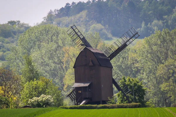 Utsikt Över Välbevarad Gammal Stolpkvarn — Stockfoto