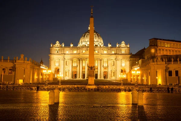罗马梵蒂冈圣彼得大教堂前的圣彼得广场景观 夜间蓝天 — 图库照片