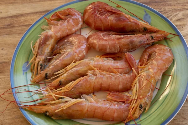 Udang Segar Pada Latar Belakang Kayu — Stok Foto