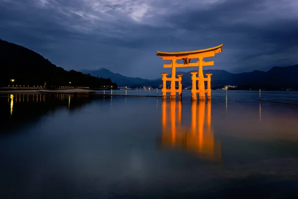 Uno Los Lugares Más Famosos Japón Puerta Torii Mar Isla — Foto de Stock