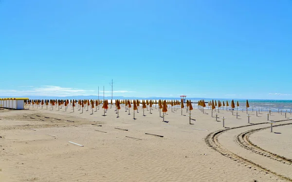 Pohled Prázdnou Písečnou Pláž Řadami Zavřených Žlutých Slunečních Clon Obzoru — Stock fotografie