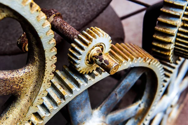 Oude Roestige Metalen Tandwielen Een Achtergrond Van Blauwe Lucht — Stockfoto