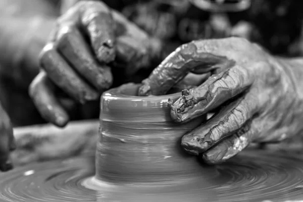 陶工的手陶工在陶工的轮子上做陶器盘 车间里的雕塑家对粘土制品进行特写 — 图库照片