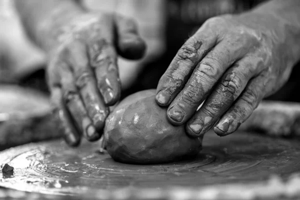 Handen Van Pottenbakker Pottenbakker Maakt Aardewerk Schotels Pottenbakkerswiel Beeldhouwer Werkplaats — Stockfoto