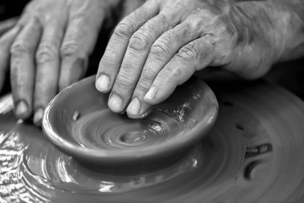 陶芸家の手 陶工は陶芸家の車輪の上で陶器料理を作ります ワークショップの彫刻家は粘土製品を閉じます — ストック写真