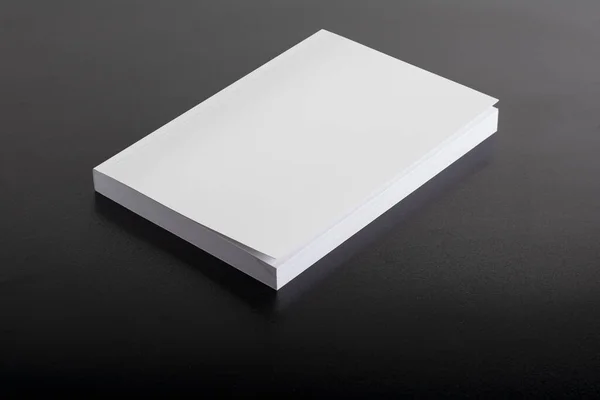 Libro Con Cubierta Blanco Sobre Fondo Negro Plantilla Maqueta Editable — Foto de Stock