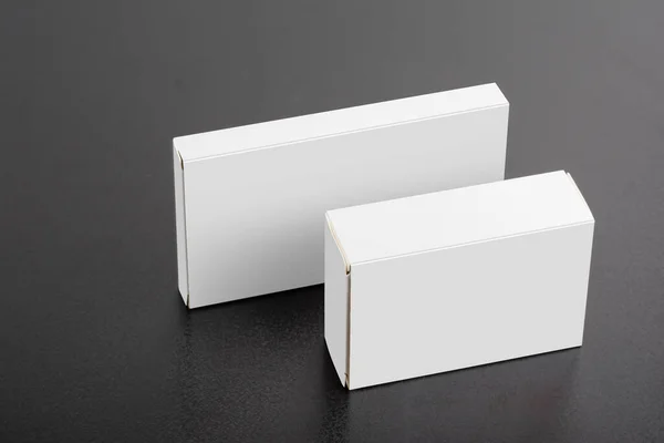 暗い背景に2つのピルボックスパッケージ デザインに対応した編集可能なモックアップシリーズテンプレート 選択パスが含まれています — ストック写真