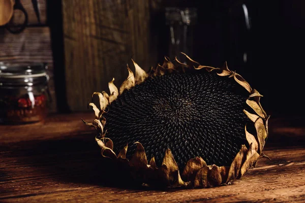 Getrockneter Sonnenblumenkopf Auf Dem Holztisch — Stockfoto