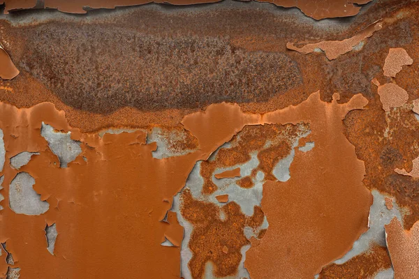 経年変化と亀裂の赤い塗料の痕跡を持つ錆びた金属表面 — ストック写真