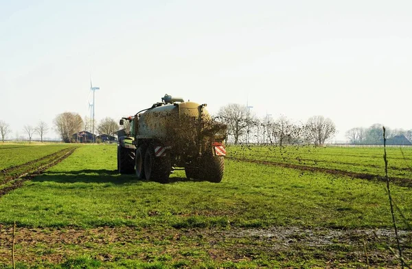 Trekker Maart Drijft Mest Het Veld — Stockfoto