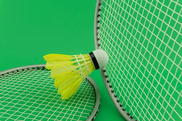 Badminton Raketleri Sarı Tüylü Mekiklerin Yeşil Arka Planda Yakın Plan — Stok fotoğraf