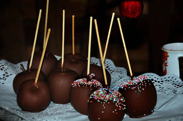 木制底座上的巧克力糖果和糖果 — 图库照片