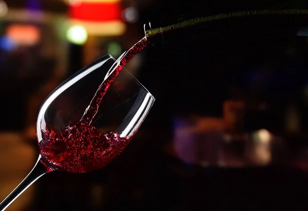 Bicchiere Vino Rosso Con Una Bottiglia Champagne — Foto Stock