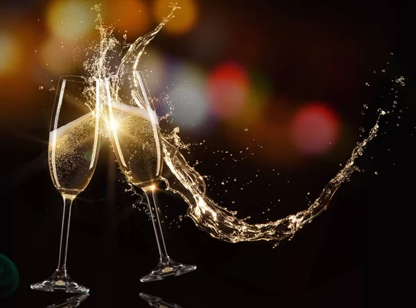 Бокалы Шампанского Блестящими Блестками Падающие Бокала Брызгами Света — стоковое фото