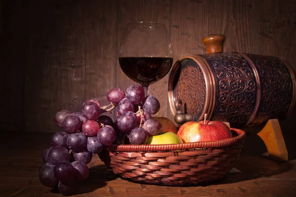 Bodegón Con Vino Tinto Uvas Sobre Una Mesa Madera —  Fotos de Stock