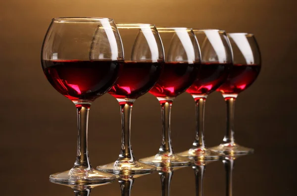 Ahşap Bir Masada Cam Içinde Kırmızı Şarap — Stok fotoğraf