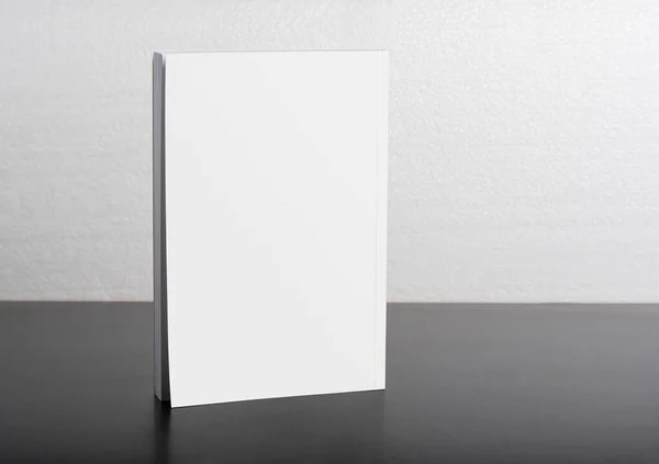 Boek Met Blanco Omslag Donker Glanzende Tafel Bewerkbare Mock Serie — Stockfoto