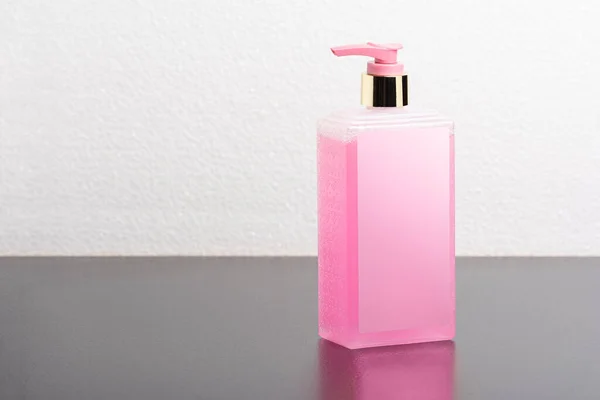 Rosafarbene Körpershampoo Flasche Vor Hellgrauem Hintergrund Editierbare Vorlage Für Mock — Stockfoto