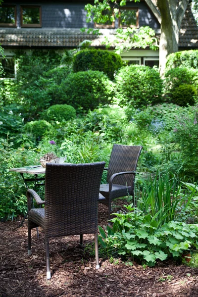 Asiento Jardín Acogedor Verano Recreación Plantas Silla Mesa — Foto de Stock